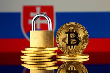 Bitcoin, altın asma kilit ve Slovakya bayrağı fiziksel sürümü. Cryptocurrencies, yönetmelikler, kısıtlamaları veya güvenlik, koruma, gizlilik yasaklanması.