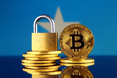 Bitcoin, altın asma kilit ve Somali bayrağı fiziksel sürümü. Cryptocurrencies, yönetmelikler, kısıtlamaları veya güvenlik, koruma, gizlilik yasaklanması.