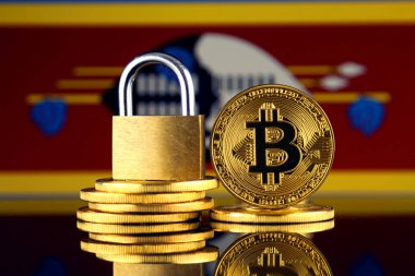 Bitcoin, altın asma kilit ve Svaziland bayrağı fiziksel sürümü. Cryptocurrencies, yönetmelikler, kısıtlamaları veya güvenlik, koruma, gizlilik yasaklanması.