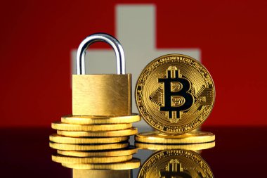 Bitcoin, altın asma kilit ve İsviçre bayrağı fiziksel sürümü. Cryptocurrencies, yönetmelikler, kısıtlamaları veya güvenlik, koruma, gizlilik yasaklanması.