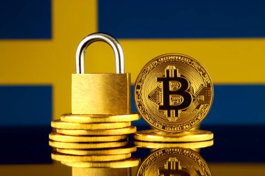 Bitcoin, altın asma kilit ve İsveç bayrağı fiziksel sürümü. Cryptocurrencies, yönetmelikler, kısıtlamaları veya güvenlik, koruma, gizlilik yasaklanması.