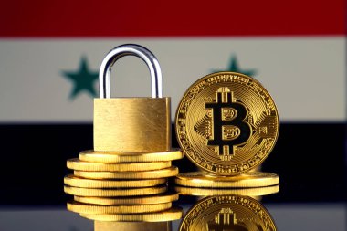 Bitcoin, altın asma kilit ve Suriye bayrağı fiziksel sürümü. Cryptocurrencies, yönetmelikler, kısıtlamaları veya güvenlik, koruma, gizlilik yasaklanması.