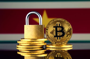 Bitcoin, altın asma kilit ve Surinam bayrağı fiziksel sürümü. Cryptocurrencies, yönetmelikler, kısıtlamaları veya güvenlik, koruma, gizlilik yasaklanması.