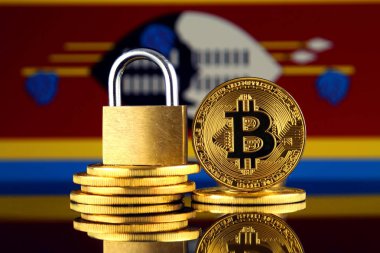 Bitcoin, altın asma kilit ve Svaziland bayrağı fiziksel sürümü. Cryptocurrencies, yönetmelikler, kısıtlamaları veya güvenlik, koruma, gizlilik yasaklanması.