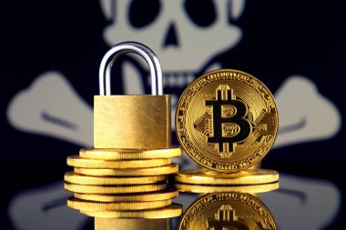 Bitcoin, altın asma kilit ve korsan bayrağı fiziksel sürümü. Cryptocurrencies, yönetmelikler, kısıtlamaları veya güvenlik, koruma, gizlilik yasaklanması.
