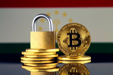 Bitcoin, altın asma kilit ve Tacikistan bayrağı fiziksel sürümü. Cryptocurrencies, yönetmelikler, kısıtlamaları veya güvenlik, koruma, gizlilik yasaklanması.