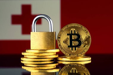Bitcoin, altın asma kilit ve Tonga bayrağı fiziksel sürümü. Cryptocurrencies, yönetmelikler, kısıtlamaları veya güvenlik, koruma, gizlilik yasaklanması.