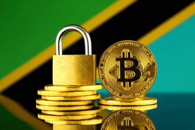 Bitcoin, altın asma kilit ve Tanzanya bayrağı fiziksel sürümü. Cryptocurrencies, yönetmelikler, kısıtlamaları veya güvenlik, koruma, gizlilik yasaklanması.
