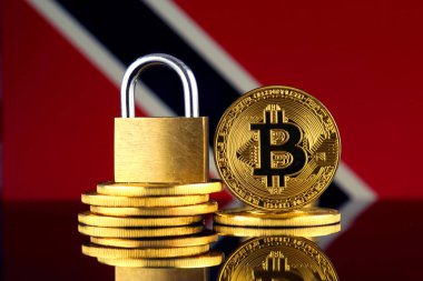 Bitcoin, altın asma kilit ve Trinidad ve Tobago bayrağı fiziksel sürümü. Cryptocurrencies, yönetmelikler, kısıtlamaları veya güvenlik, koruma, gizlilik yasaklanması.