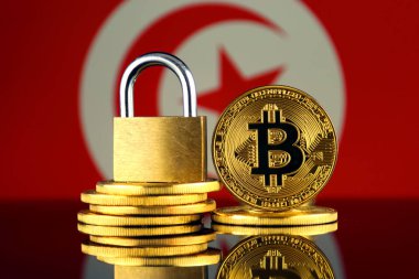Bitcoin, altın asma kilit ve Tunus bayrağı fiziksel sürümü. Cryptocurrencies, yönetmelikler, kısıtlamaları veya güvenlik, koruma, gizlilik yasaklanması.