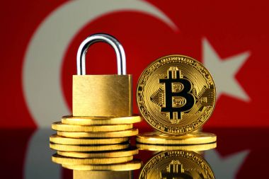 Bitcoin, altın asma kilit ve Türkiye bayrağı fiziksel sürümü. Cryptocurrencies, yönetmelikler, kısıtlamaları veya güvenlik, koruma, gizlilik yasaklanması.