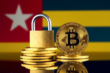 Bitcoin, altın asma kilit ve Togo bayrağı fiziksel sürümü. Cryptocurrencies, yönetmelikler, kısıtlamaları veya güvenlik, koruma, gizlilik yasaklanması.