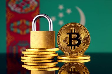 Bitcoin, altın asma kilit ve Türkmenistan bayrağı fiziksel sürümü. Cryptocurrencies, yönetmelikler, kısıtlamaları veya güvenlik, koruma, gizlilik yasaklanması.
