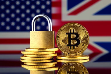 Bitcoin, altın asma kilit, Amerika Birleşik Devletleri ve Amerika Birleşik Devletleri bayrağı fiziksel sürümü. Cryptocurrencies, yönetmelikler, kısıtlamaları veya güvenlik, koruma, gizlilik yasaklanması.