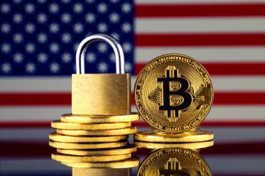 Bitcoin, altın asma kilit ve Amerika Birleşik Devletleri bayrağı fiziksel sürümü. Cryptocurrencies, yönetmelikler, kısıtlamaları veya güvenlik, koruma, gizlilik yasaklanması.