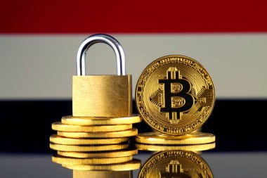 Bitcoin, altın asma kilit ve Yemen bayrağı fiziksel sürümü. Cryptocurrencies, yönetmelikler, kısıtlamaları veya güvenlik, koruma, gizlilik yasaklanması.