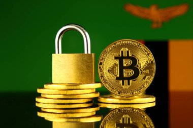 Bitcoin, altın asma kilit ve Zambiya bayrağı fiziksel sürümü. Cryptocurrencies, yönetmelikler, kısıtlamaları veya güvenlik, koruma, gizlilik yasaklanması.