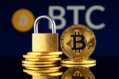 Bitcoin ve altın asma kilit fiziksel sürümü. Cryptocurrencies, yönetmelikler, kısıtlamaları veya güvenlik, koruma, gizlilik yasaklanması.