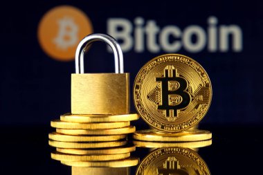 Bitcoin ve altın asma kilit fiziksel sürümü. Cryptocurrencies, yönetmelikler, kısıtlamaları veya güvenlik, koruma, gizlilik yasaklanması.