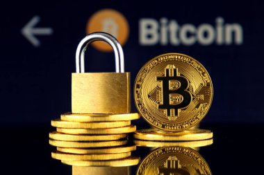 Bitcoin ve altın asma kilit fiziksel sürümü. Cryptocurrencies, yönetmelikler, kısıtlamaları veya güvenlik, koruma, gizlilik yasaklanması.