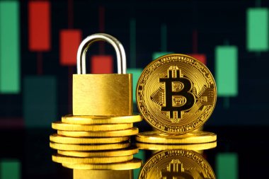 Bitcoin ve altın asma kilit fiziksel sürümü. Cryptocurrencies, yönetmelikler, kısıtlamaları veya güvenlik, koruma, gizlilik yasaklanması.