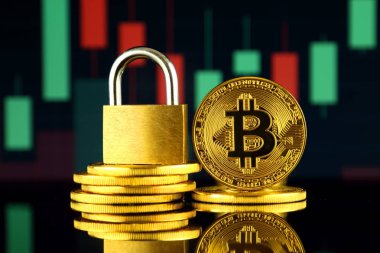 Bitcoin ve altın asma kilit fiziksel sürümü. Cryptocurrencies, yönetmelikler, kısıtlamaları veya güvenlik, koruma, gizlilik yasaklanması.