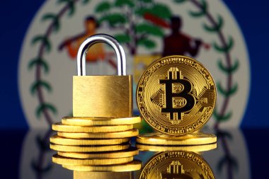 Bitcoin, altın asma kilit ve Belize bayrağı fiziksel sürümü. Cryptocurrencies, yönetmelikler, kısıtlamaları veya güvenlik, koruma, gizlilik yasaklanması.