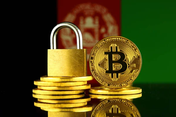 Bitcoin, altın asma kilit ve Afganistan bayrağı fiziksel sürümü. Cryptocurrencies, yönetmelikler, kısıtlamaları veya güvenlik, koruma, gizlilik yasaklanması.