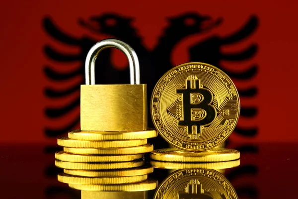 Bitcoin, altın asma kilit ve Arnavutluk bayrağı fiziksel sürümü. Cryptocurrencies, yönetmelikler, kısıtlamaları veya güvenlik, koruma, gizlilik yasaklanması.
