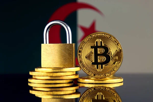 Bitcoin, altın asma kilit ve Cezayir bayrağı fiziksel sürümü. Cryptocurrencies, yönetmelikler, kısıtlamaları veya güvenlik, koruma, gizlilik yasaklanması.