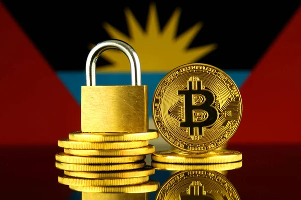 Bitcoin, altın asma kilit ve Antigua ve Barbuda bayrağı fiziksel sürümü. Cryptocurrencies, yönetmelikler, kısıtlamaları veya güvenlik, koruma, gizlilik yasaklanması.