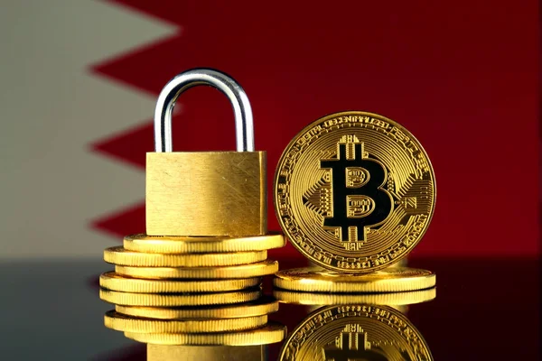 Bitcoin, altın asma kilit ve Bahreyn bayrağı fiziksel sürümü. Cryptocurrencies, yönetmelikler, kısıtlamaları veya güvenlik, koruma, gizlilik yasaklanması.