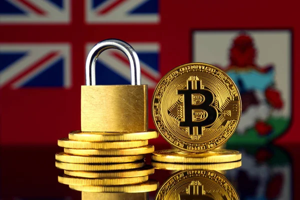 Bitcoin, altın asma kilit ve Bermuda bayrağı fiziksel sürümü. Cryptocurrencies, yönetmelikler, kısıtlamaları veya güvenlik, koruma, gizlilik yasaklanması.