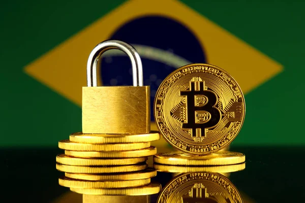 Bitcoin, altın asma kilit ve Brezilya bayrağı fiziksel sürümü. Cryptocurrencies, yönetmelikler, kısıtlamaları veya güvenlik, koruma, gizlilik yasaklanması.
