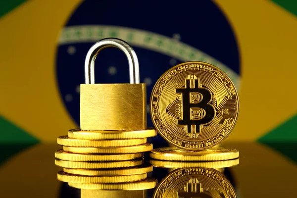 Bitcoin, altın asma kilit ve Brezilya bayrağı fiziksel sürümü. Cryptocurrencies, yönetmelikler, kısıtlamaları veya güvenlik, koruma, gizlilik yasaklanması.