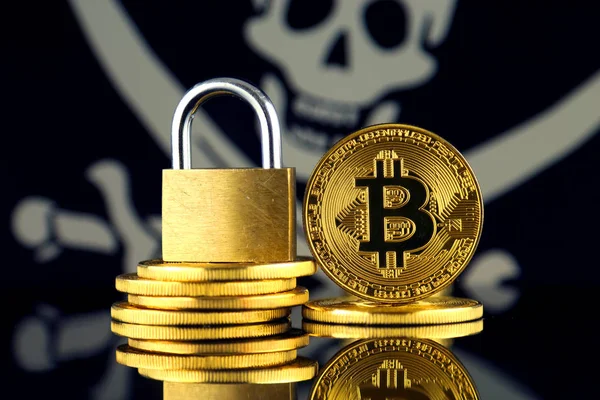Bitcoin, altın asma kilit ve korsan bayrağı fiziksel sürümü. Cryptocurrencies, yönetmelikler, kısıtlamaları veya güvenlik, koruma, gizlilik yasaklanması.