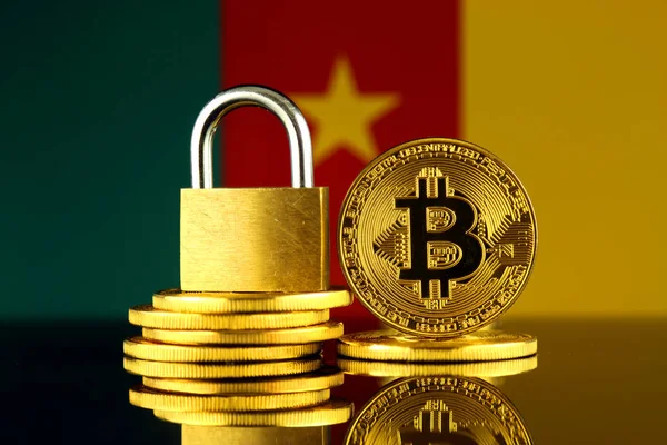 Bitcoin, altın asma kilit ve Kamerun bayrağı fiziksel sürümü. Cryptocurrencies, yönetmelikler, kısıtlamaları veya güvenlik, koruma, gizlilik yasaklanması.