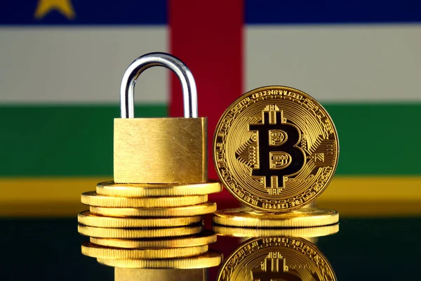 Bitcoin, altın asma kilit ve Orta Afrika Cumhuriyeti bayrağı fiziksel sürümü. Cryptocurrencies, yönetmelikler, kısıtlamaları veya güvenlik, koruma, gizlilik yasaklanması.
