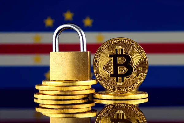 Bitcoin, altın asma kilit ve Cape Verde bayrağı fiziksel sürümü. Cryptocurrencies, yönetmelikler, kısıtlamaları veya güvenlik, koruma, gizlilik yasaklanması.