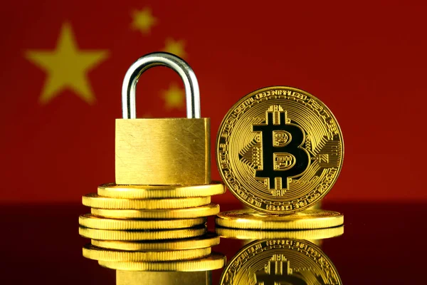 Physical Version Bitcoin Golden Padlock China Flag Prohibition Cryptocurrencies Regulations — Stock Photo, Image