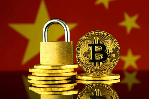 Physical Version Bitcoin Golden Padlock China Flag Prohibition Cryptocurrencies Regulations — Stock Photo, Image