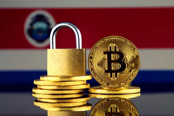 Bitcoin, altın asma kilit ve Kosta Rika bayrağı fiziksel sürümü. Cryptocurrencies, yönetmelikler, kısıtlamaları veya güvenlik, koruma, gizlilik yasaklanması.