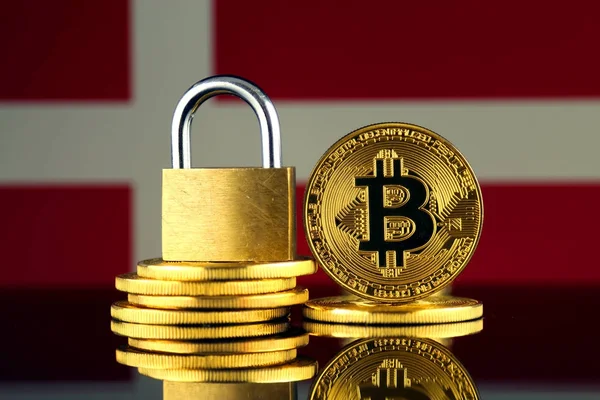 Bitcoin, altın asma kilit ve Danimarka bayrağı fiziksel sürümü. Cryptocurrencies, yönetmelikler, kısıtlamaları veya güvenlik, koruma, gizlilik yasaklanması.