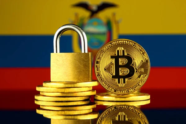 Physical Version Bitcoin Golden Padlock Ecuador Flag Prohibition Cryptocurrencies Regulations — Stock Photo, Image