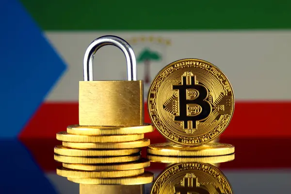 Bitcoin, altın asma kilit ve Ekvator Ginesi bayrağı fiziksel sürümü. Cryptocurrencies, yönetmelikler, kısıtlamaları veya güvenlik, koruma, gizlilik yasaklanması.