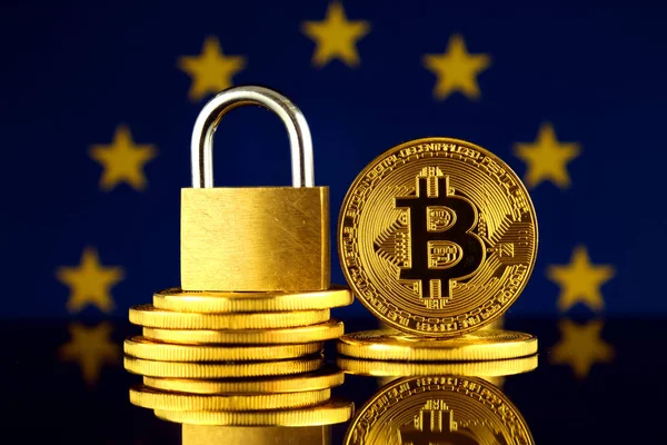 Bitcoin, altın asma kilit ve Avrupa Birliği bayrağı fiziksel sürümü. Cryptocurrencies, yönetmelikler, kısıtlamaları veya güvenlik, koruma, gizlilik yasaklanması.