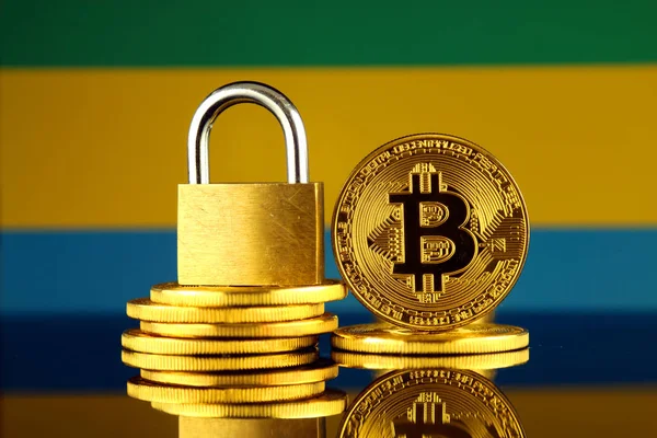 Bitcoin, altın asma kilit ve Gabon bayrağı fiziksel sürümü. Cryptocurrencies, yönetmelikler, kısıtlamaları veya güvenlik, koruma, gizlilik yasaklanması.