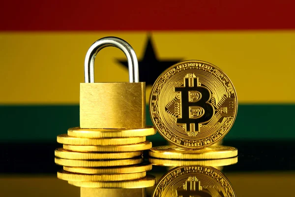 Bitcoin, altın asma kilit ve Gana bayrağı fiziksel sürümü. Cryptocurrencies, yönetmelikler, kısıtlamaları veya güvenlik, koruma, gizlilik yasaklanması.