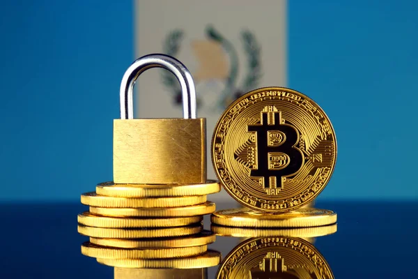 Bitcoin, altın asma kilit ve Guatemala bayrağı fiziksel sürümü. Cryptocurrencies, yönetmelikler, kısıtlamaları veya güvenlik, koruma, gizlilik yasaklanması.
