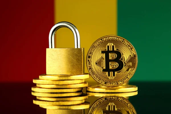 Bitcoin, altın asma kilit ve Gine bayrağı fiziksel sürümü. Cryptocurrencies, yönetmelikler, kısıtlamaları veya güvenlik, koruma, gizlilik yasaklanması.